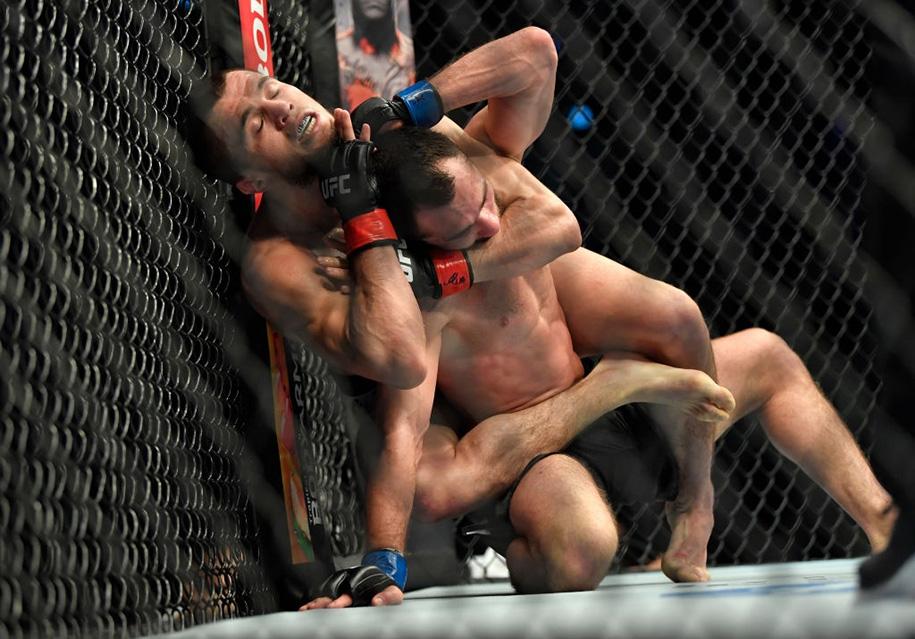 Em họ Khabib khóa ngất đối thủ ngày ra mắt UFC, trùng hợp thú vị với chiến tích anh trai