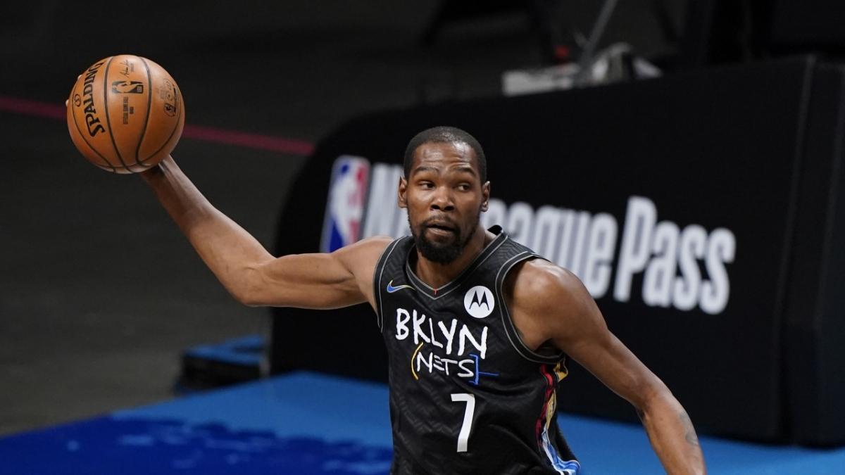 Nhọ như Kevin Durant: Ngay giữa trận đấu bị "bế" đi cách ly COVID lần 3