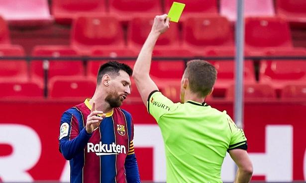 Messi bị tố dùng tay đánh đối thủ nhưng không bị thẻ đỏ
