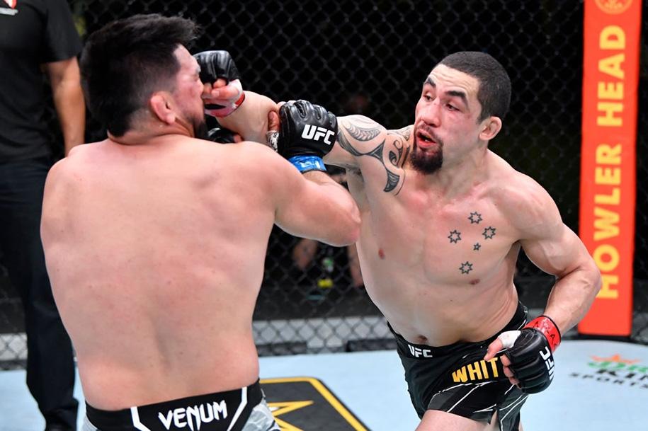 Robert Whittaker thắng vượt trình Kelvin Gastelum, chắc suất tranh đai