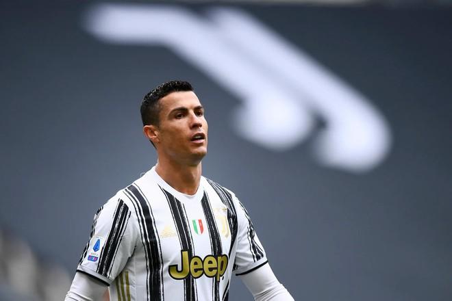 Fan nhí bị phạt khi vượt gần 400 km để xin chữ ký của Ronaldo