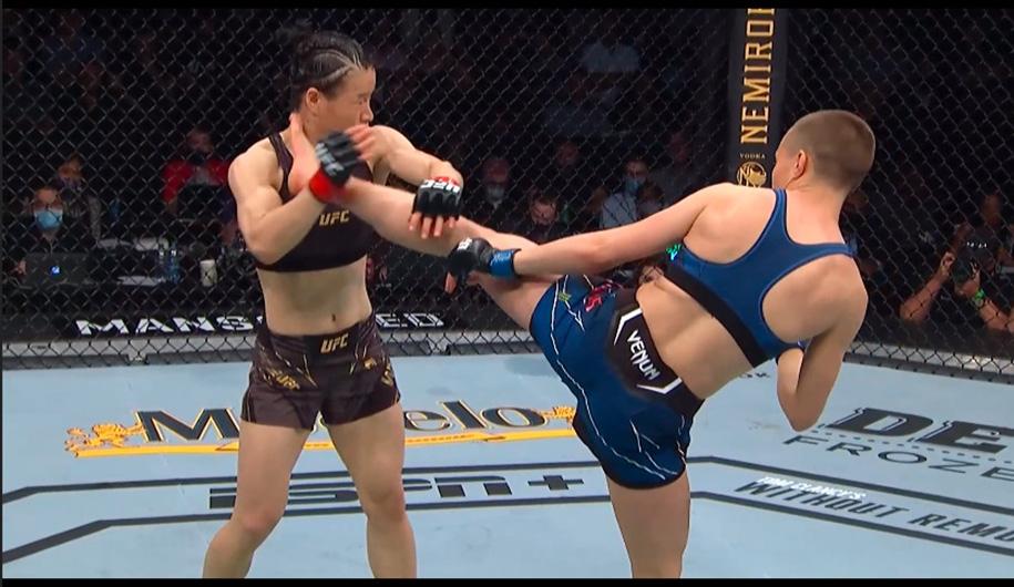 UFC 261: "Thug" Rose Namajunas hạ knockout Weili Zhang bằng đòn vẩy chân điệu nghệ