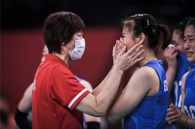 Bóng chuyền Olympic ngày 2/8: VĐV Trung Quốc khóc như mưa chia tay HLV Lang Ping