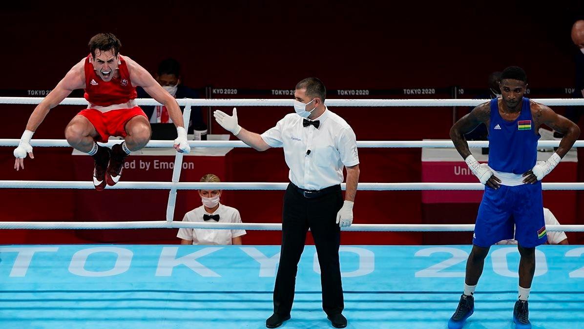 Võ sĩ Boxing mất cơ hội tranh huy chương vàng Olympic vì ăn mừng quá trớn