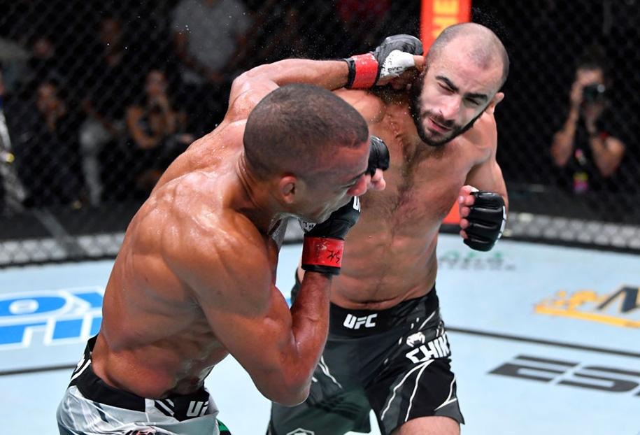 Giga Chikadze hạ knockout "Thần cước" Edson Barboza, thắng trận thứ 7 liên tiếp ở UFC