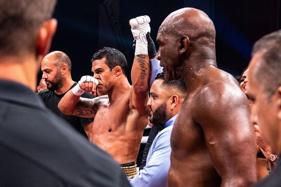 Boxing thế giới vừa chứng kiến một tuần "điên rồ, đáng quên và xấu hổ"