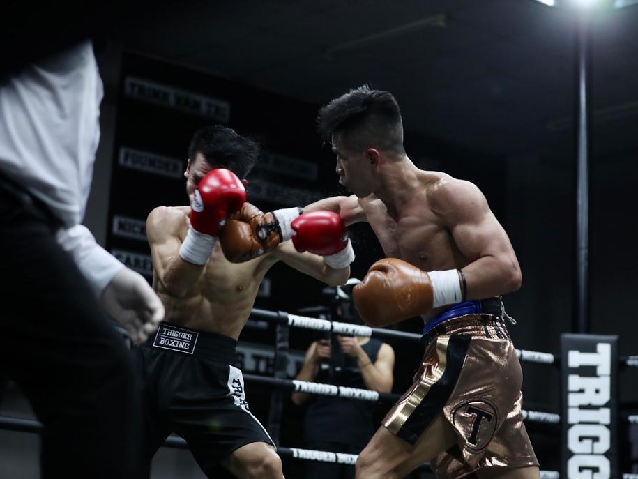Tung đòn tay phải sấm sét, Trần Văn Thảo knockout đối thủ Thái Lan chỉ sau 2 hiệp