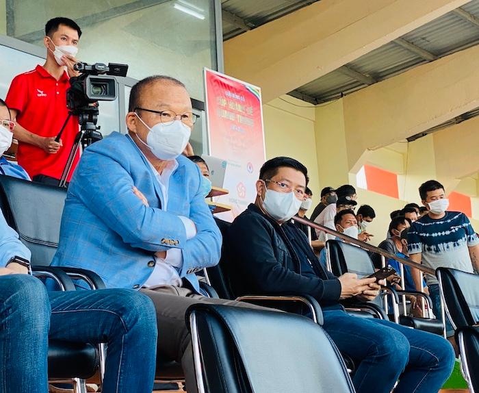HLV Park Hang Seo "soi giò" tuyển thủ Việt Nam tại Bình Định