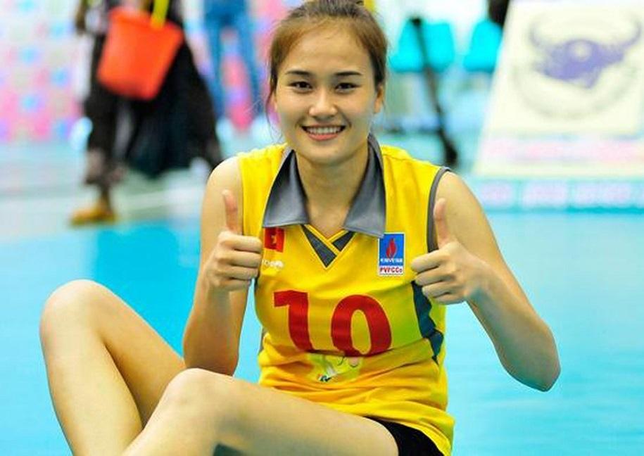 Hoa khôi bóng chuyền  Linh Chi làm trợ lý  Huấn luyện viên kiêm cầu thủ CLB BTL Thông tin - FLC