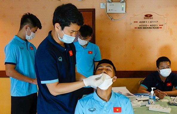 U23 Việt Nam bị cấm ôm nhau ăn mừng bàn thắng, bị phạt tiền nếu vi phạm nguyên tắc bong bóng