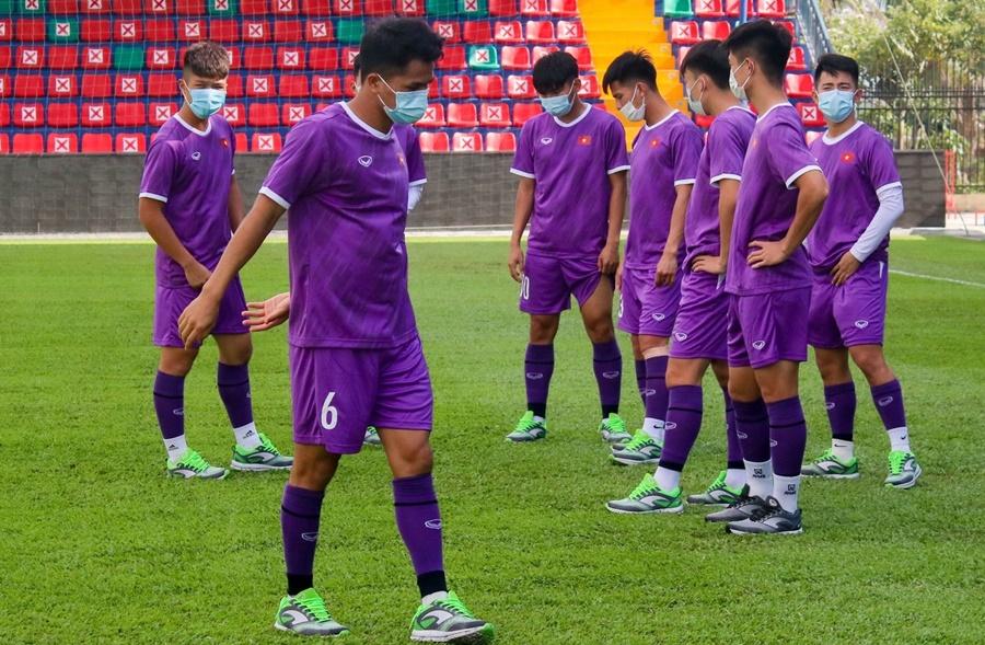 HLV đội U23 Việt Nam “ngán” mặt cỏ sân Campuchia