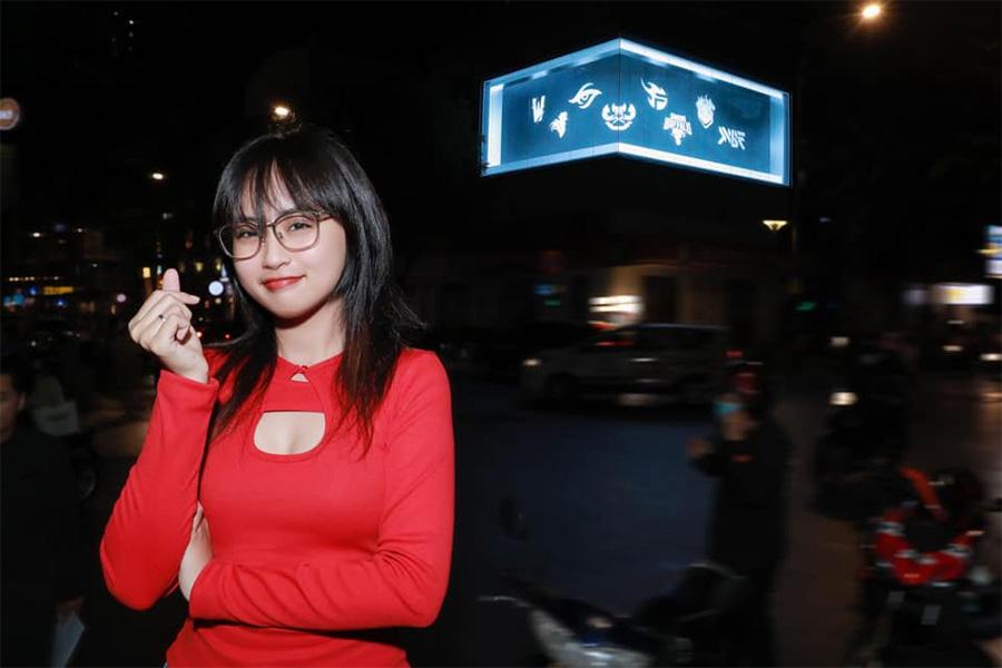 MC Minh Nghi gây sốt khi xuất hiện cùng Billboard giải đấu VCS