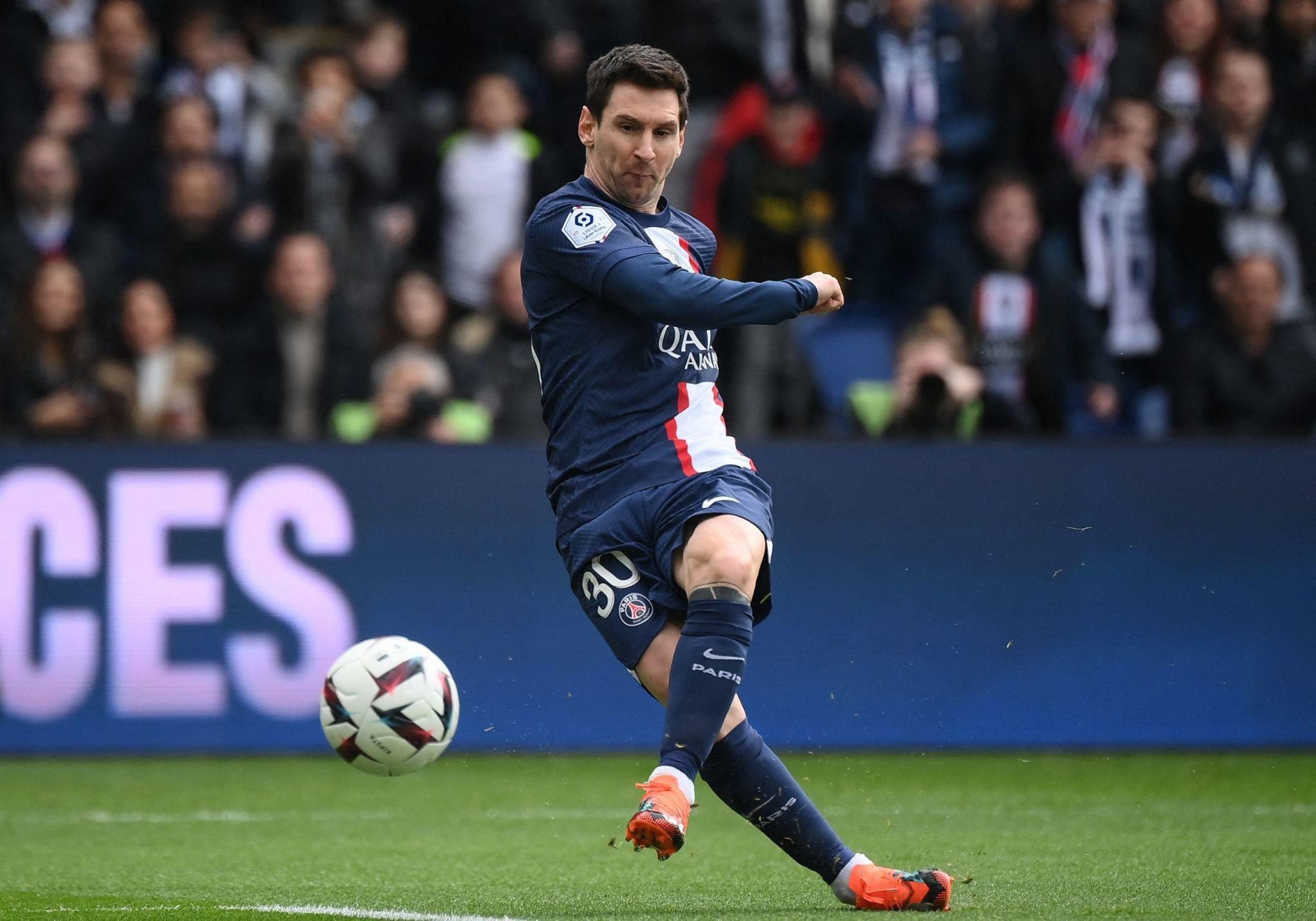 Messi san bằng kỷ lục ghi bàn bằng sút phạt của Maradona