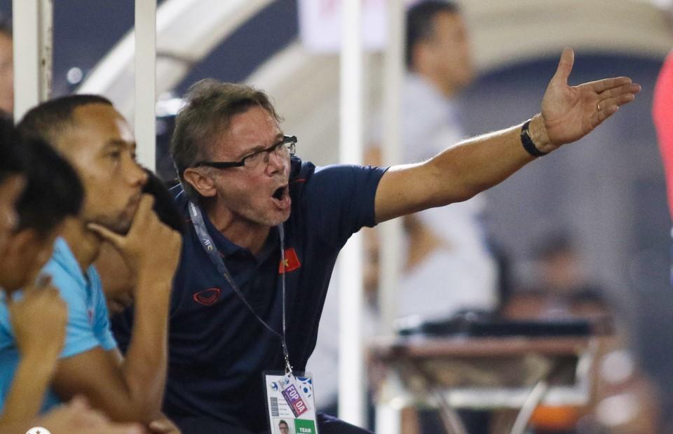 “Phù thuỷ trắng” Troussier và cái bóng của ông Park Hang Seo