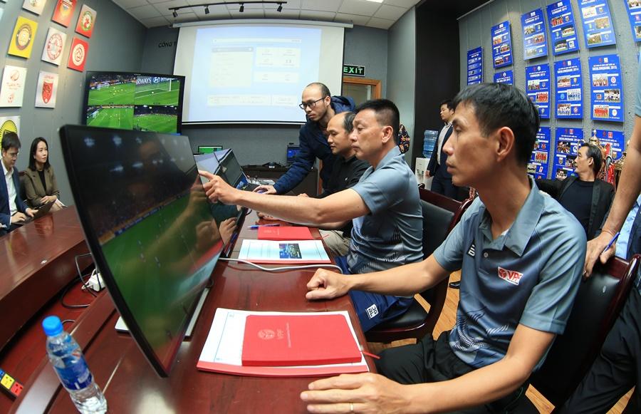 Trọng tài Việt Nam tự tin “khuất phục” VAR