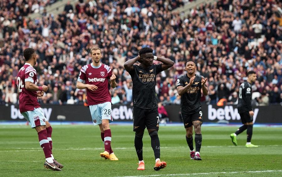 CĐV Arsenal nói gì sau khi Saka sút hỏng phạt đền?