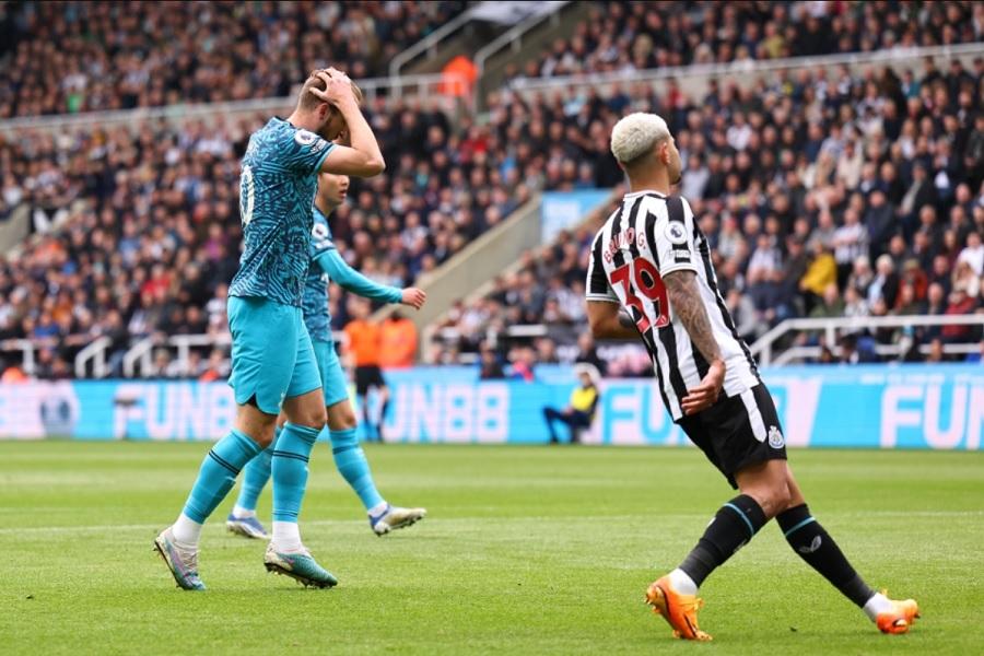 Tottenham trải qua 20 phút đáng xấu hổ nhất lịch sử Ngoại hạng Anh