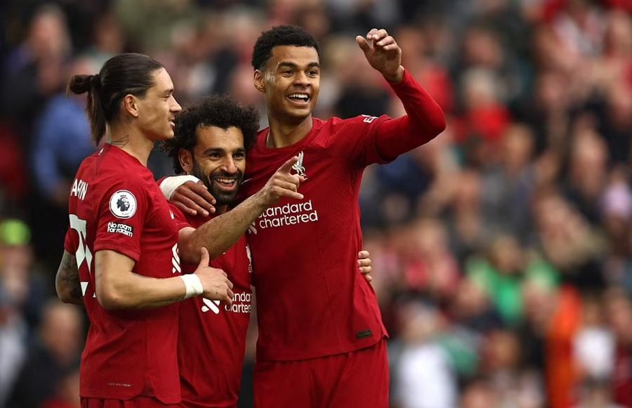 Liverpool phả hơi nóng vào MU trong cuộc đua dự Champions League