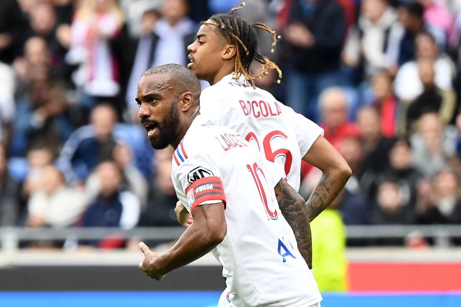 Cựu tiền đạo Arsenal ghi 4 bàn để tạo nên màn ngược dòng kỳ lạ
