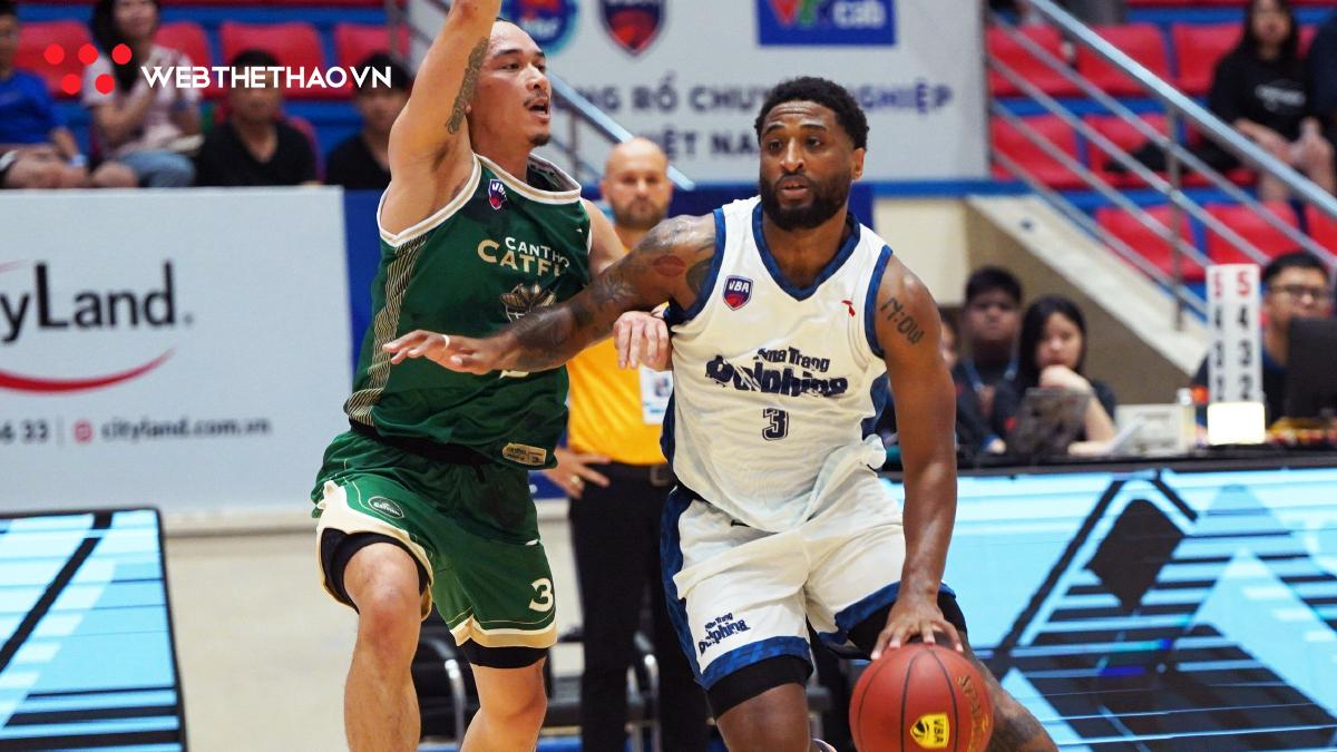 Madarious Gibbs suýt có triple-double, Nha Trang Dolphins thắng trận đầu tiên tại VBA 2023