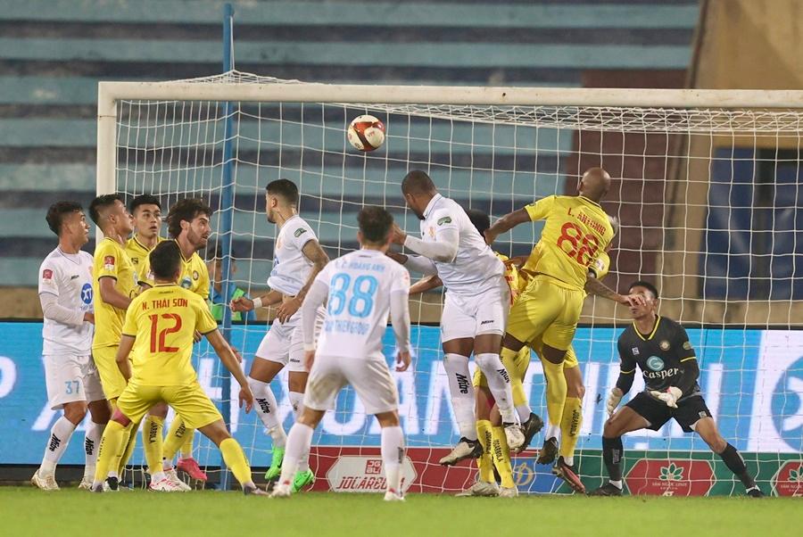 Rơi chiến thắng phút 90+7, Nam Định vẫn “vô địch” lượt đi V.League
