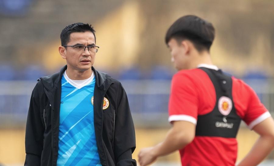 HLV Kiatisuk thua đậm trận đầu tiên ở V.League cùng CAHN