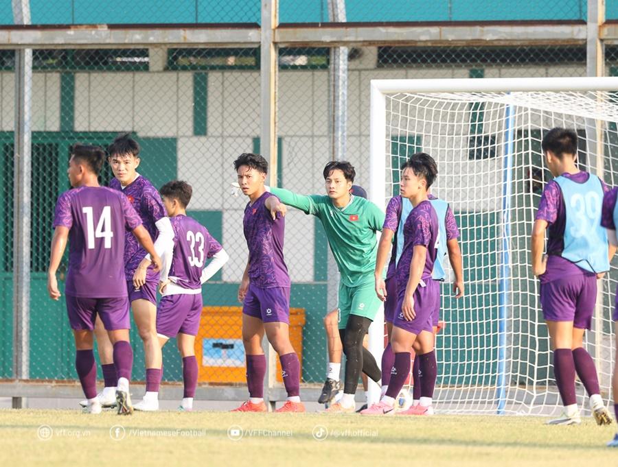U19 Việt Nam động viên nhau, quyết tâm thắng U19 Lào