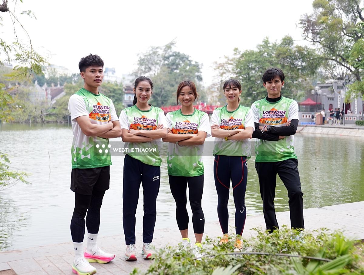 Dàn sao điền kinh Việt Nam "khoe" áo race chất lừ sẵn sàng cho giải chạy Vietnam International Half Marathon 2025 powered by Herbalife