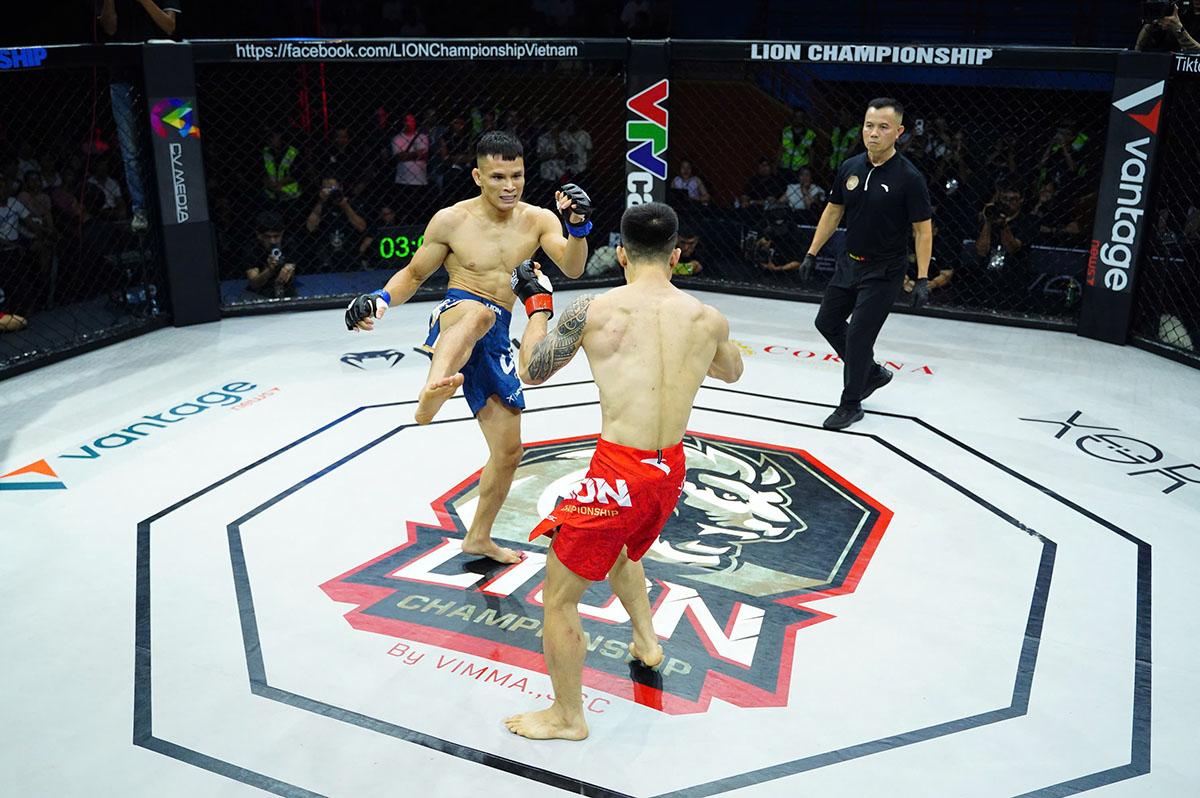 Lê Văn Tuần tung đòn đá cực hiểm hạ gục Phạm Văn Nam giành đai vô địch tại LION Championship 23