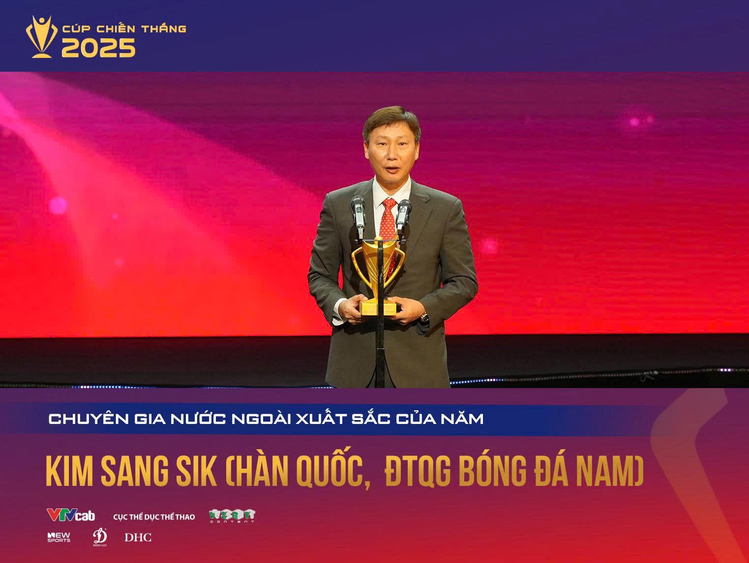 Vinh danh HLV Kim Sang Sik ở hạng mục Chuyên gia xuất sắc Cúp Chiến thắng 2025