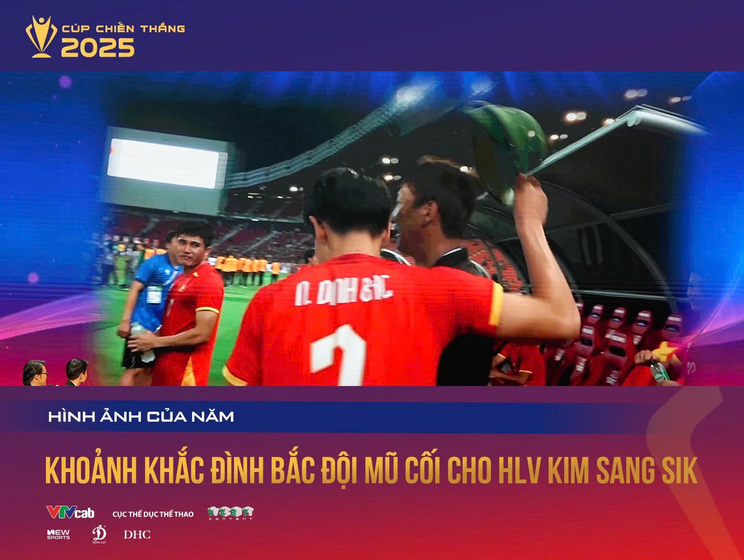 Khoảnh khắc Đình Bắc đội mũ cối cho HLV Kim Sang Sik là Hình ảnh của năm Cúp Chiến Thắng 2025