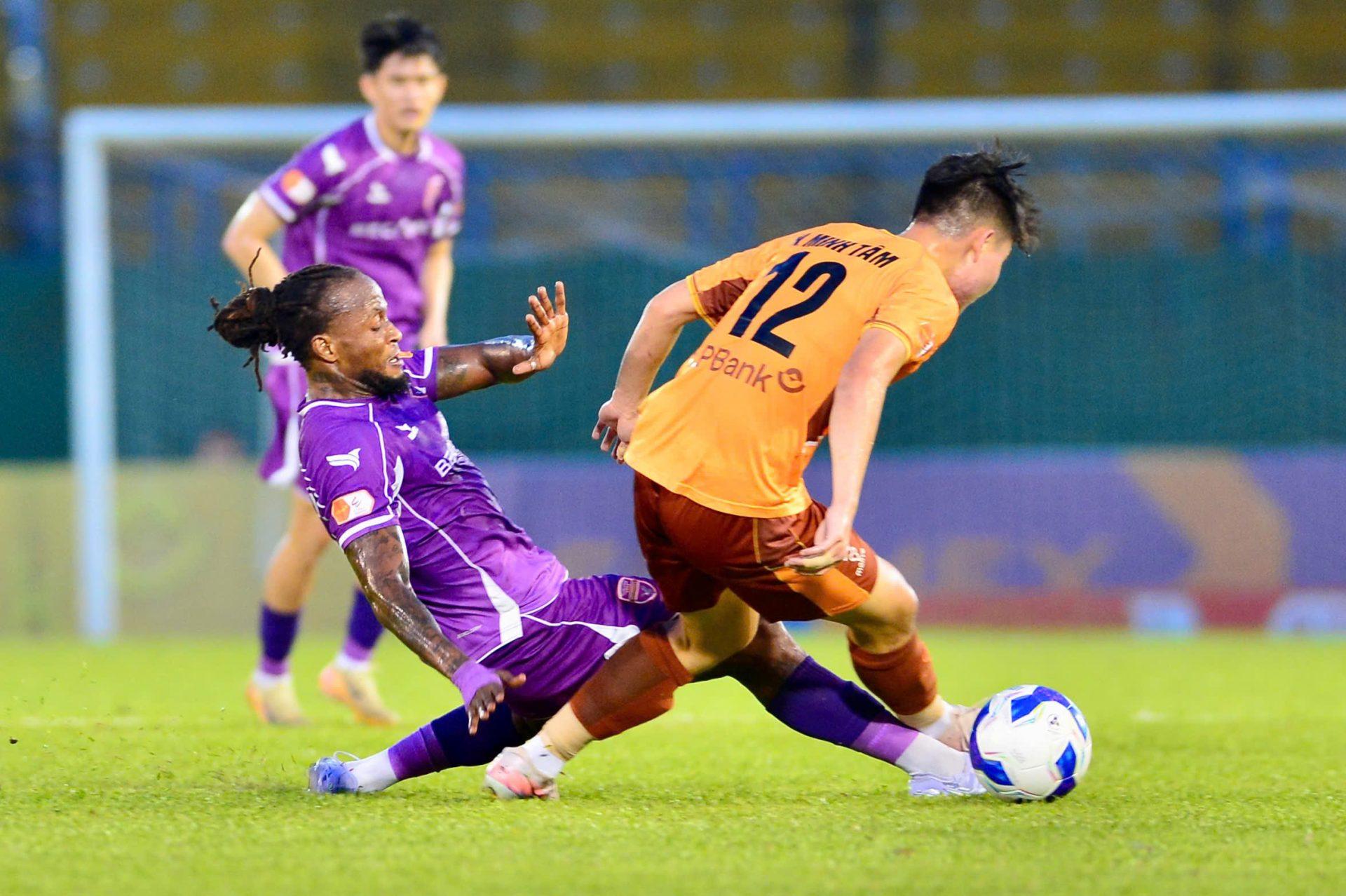 Becamex TPHCM rớt hạng và vòng xoáy thoái trào của các cựu vương V.League