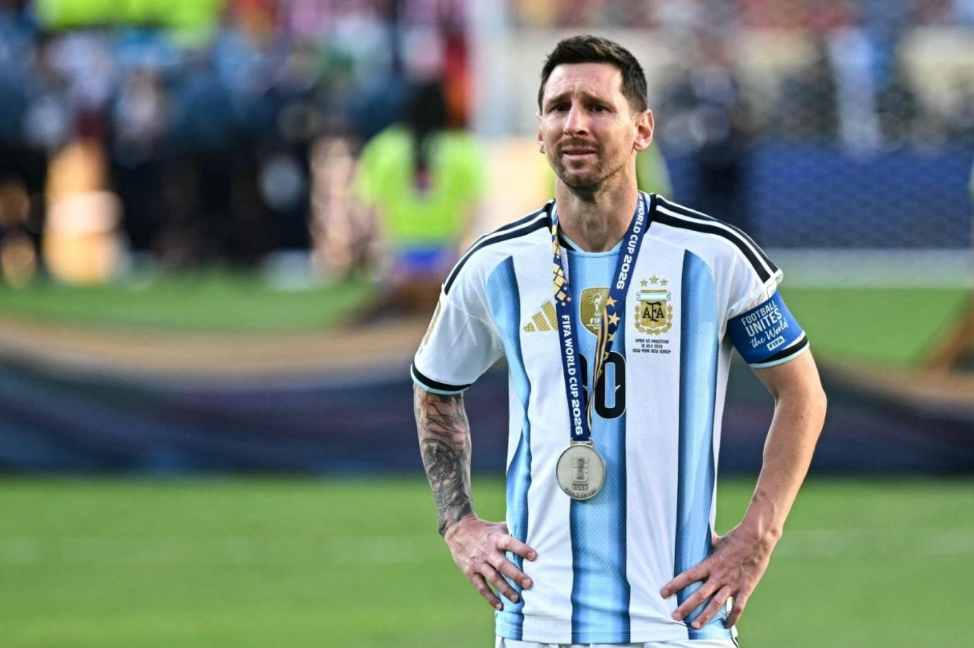 Những giọt nước mắt xúc động của Messi trước người hâm mộ Argentina