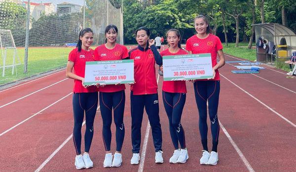 Tuyển thủ điền kinh Việt Nam nhận thưởng sau kỳ tích giải tiếp sức châu Á 2024
