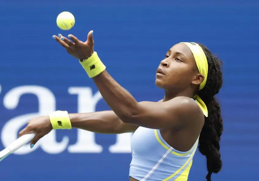"Thần đồng" quần vợt Mỹ Coco Gauff lại thất vọng về cú giao bóng tại Montreal