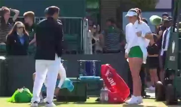 Cựu vô địch Roland Garros tốc váy phản đối do trọng tài giải quần vợt Wimbledon chất vấn về trang phục