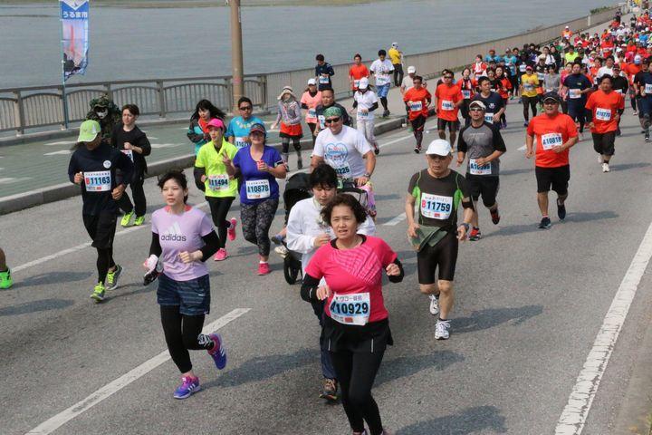 Một người chết, nhiều VĐV bỏ cuộc khi chạy dưới nhiệt độ gần 30 độ C ở Nhật Bản