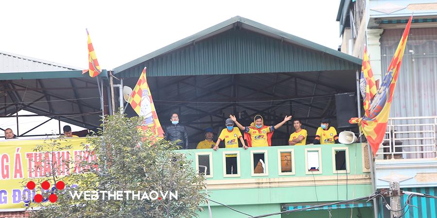 Khán giả Thanh Hóa cổ vũ đội bóng từ... các nhà cao tầng