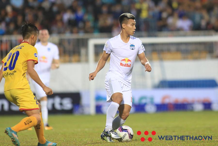 Gia Lai có hai ca nghi nhiễm COVID-19, hoãn trận HAGL vs Bình Định