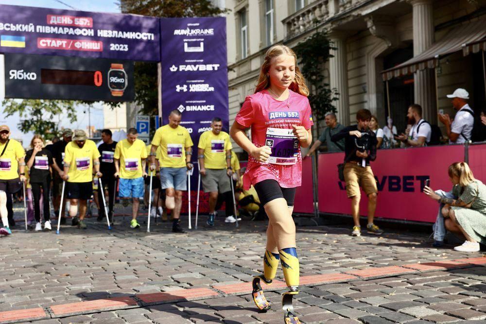 Cô bé 12 tuổi mất chân vì đạn pháo Nga tấn công, chạy bằng chân giả tại giải bán marathon Ukraine