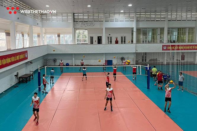 Đội tuyển bóng chuyền nam Việt Nam âm thầm luyện công giữa cái nóng 40 độ