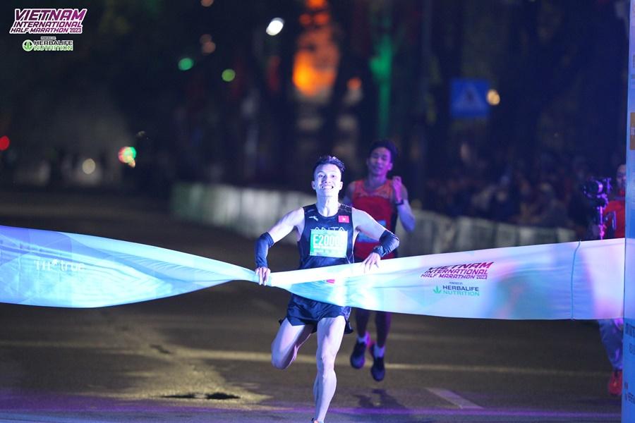 Đỗ Quốc Luật thiết lập kỷ lục đường đua tại Giải Bán Marathon Quốc tế Việt Nam 2023 tài trợ bởi Herbalife Nutritrion