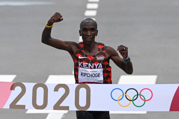 Eliud Kipchoge bảo vệ thành công HCV Olympic, không có kỷ lục marathon nam