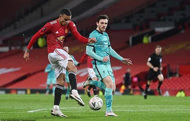 Hậu vệ Liverpool đánh lạc hướng bất thành khi MU ghi bàn