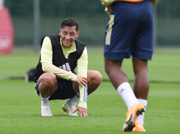 Mesut Ozil đưa ra điều kiện “oái ăm” cho Arsenal để ra đi