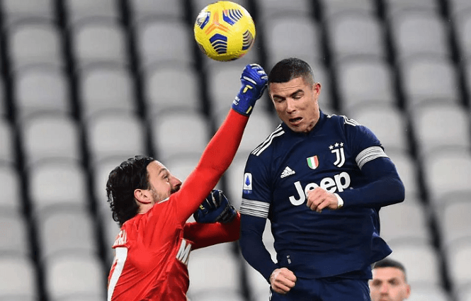 Ronaldo lại gây kinh ngạc với cú bật nhảy “phi lý”