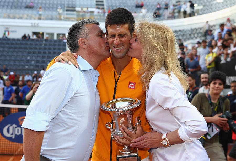 Cha mẹ Djokovic đang nêu gương xấu: Bôi nhọ Federer do mù quáng yêu con!