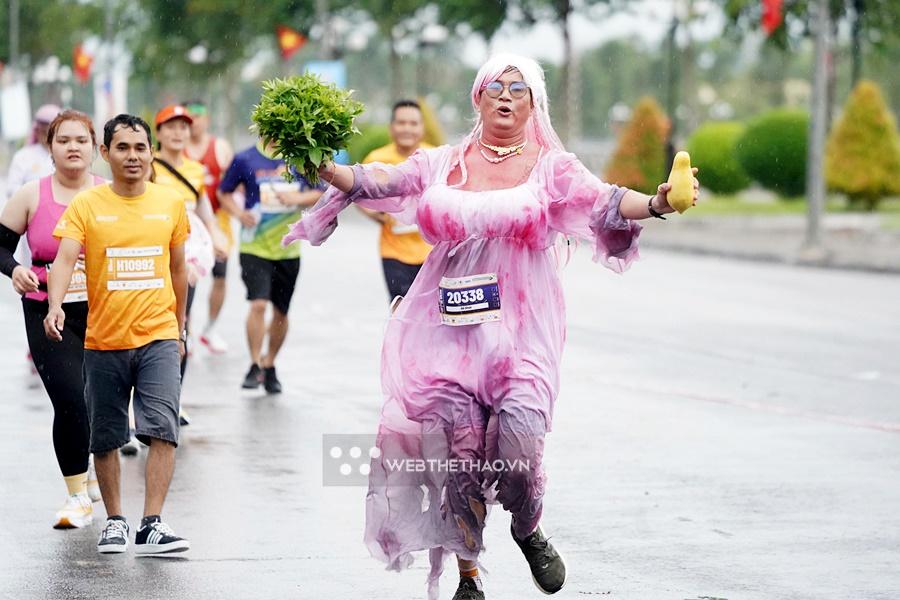 Ấn tượng Hậu Giang của chàng trai có màn hóa trang “khét nhất” giải chạy Vietcombank Mekong Delta Marathon 2023