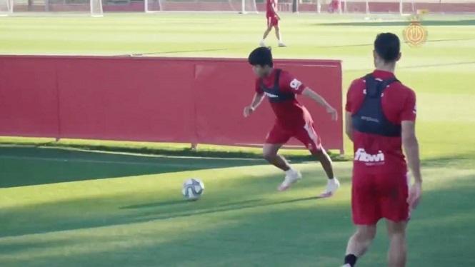 “Messi Nhật Bản” gây sửng sốt khi ghi bàn bằng kỹ năng rabona từ góc hẹp