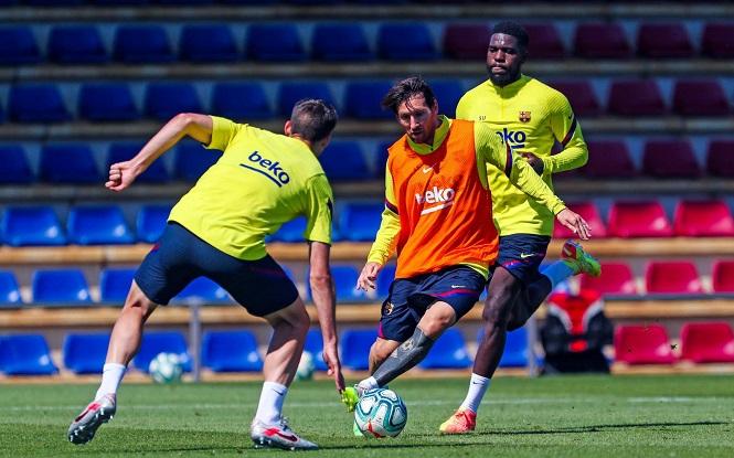 Hình ảnh Messi tung hoành trên sân tập khiến CĐV Barca phấn khích
